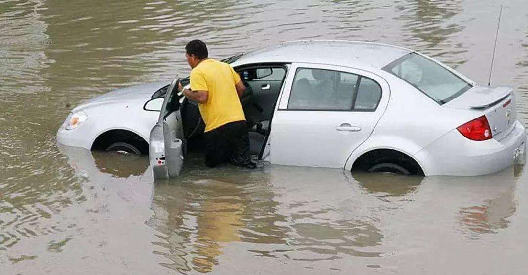 汽車涉水