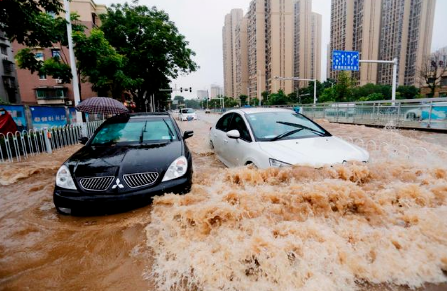 車被暴雨淹了