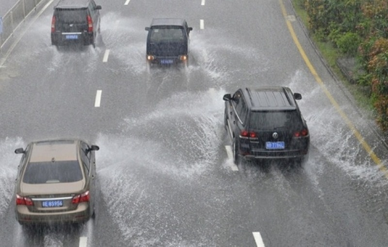 高速上下暴雨