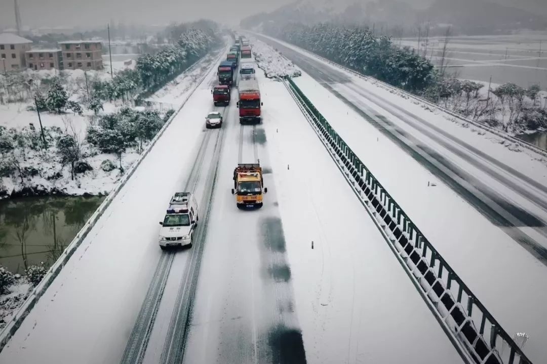 雪天行車