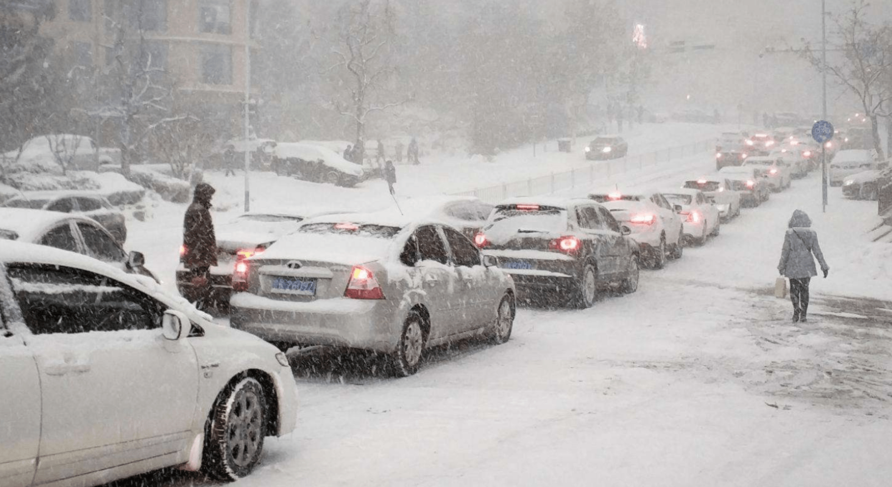 暴雪天開車出門