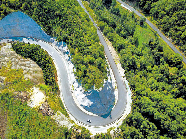 山區(qū)道路行車