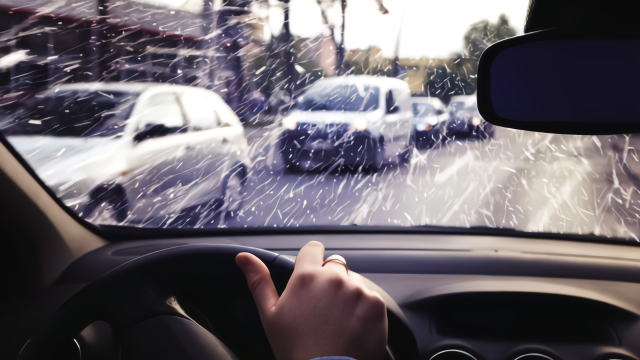 雨季駕駛車輛