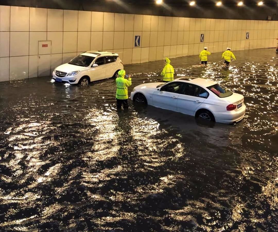 雨天跑高速